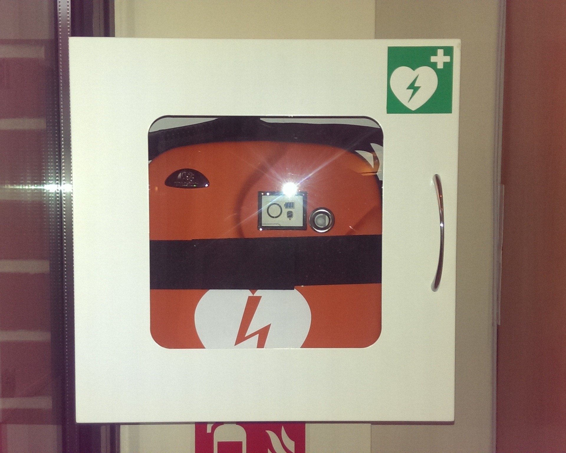 Unser Defibrillator am Empfang Unser Defibrillator am Empfang
